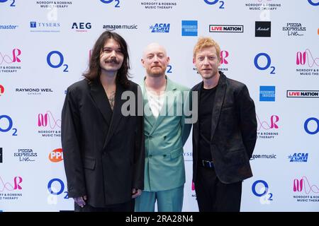 (Von links nach rechts) Simon Neil, Ben Johnston und James Johnston von Biffy Clyro, die an den Nordoff Robbins O2 Silver Clef Awards im Grosvenor House Hotel in London teilnahmen. Foto: Freitag, 30. Juni 2023. Stockfoto