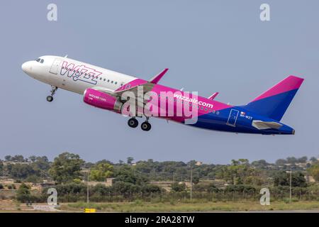 Wizz Air Malta Airbus A320-232(WL) (REG: 9H-WZT) startet von Piste 13. Stockfoto