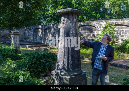 Volker Neumeister vom Eliasfriedhof-Förderverein an einer Grabsäule, entworfen von Caspar David Friedrich. Der Elias-Friedhof ist nicht für die Öffentlichkeit zugänglich. Der Förderverein bietet regelmäßige Führungen an. Der Elias-Friedhof in Dresden ist seit 1876 stillgelegt und seit 1924 geschlossen Stockfoto