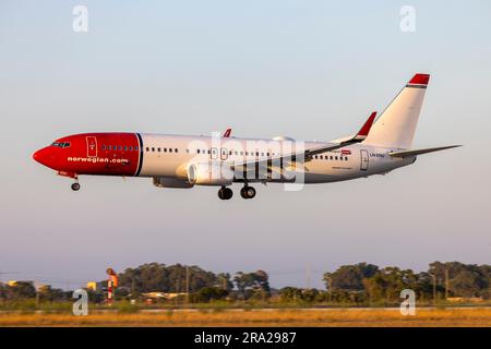 Norwegian Air Shuttle Boeing 737-8JP(WL) (REG: LN-ENU) Landung am späten Abend. Stockfoto
