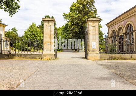 Haupteingang Trinitatisfriedhof in Dresden, Deutschland. Der Friedhof wurde 1840 eröffnet. Hier befindet sich auch das Grab von Casper David Friedrich. Die Säulen des Portals sollen dem Maler als Vorbild für sein Gemälde „der Friedhof“ gedient haben Stockfoto