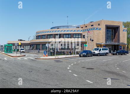 Blau-weiße fliegende Fische umgeben das Art déco-Wahrzeichen Marine Air Terminal am New Yorker Flughafen LaGuardia. Stockfoto