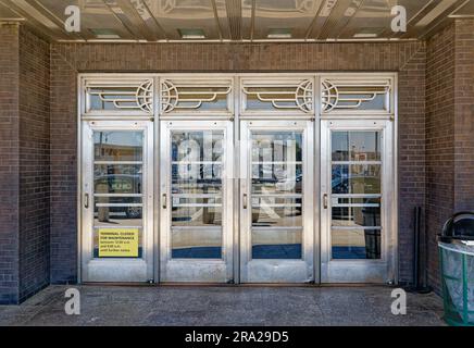 Die Innen- und Außentüren des Art déco-Landmarke Marine Air Terminal bestehen aus Edelstahl und Glas, mit Flügeln und Globus-Motiven im Heckspiegel. Stockfoto