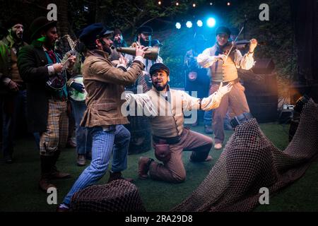 Alte Matrosen treten im Trebah Garden Amphitheatre in Cornwall im Vereinigten Königreich auf. Stockfoto