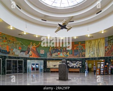 Ein Modell des Pan American Airways System „Yankee Clipper“ ist vom Oberlicht des Marine Air Terminal des Flughafens LaGuardia über dem Wandgemälde „Flight“ aufgehängt. Stockfoto
