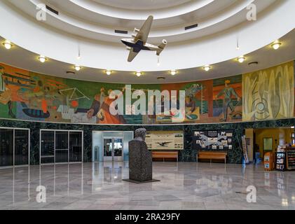 Ein Modell des Pan American Airways System „Yankee Clipper“ ist vom Oberlicht des Marine Air Terminal des Flughafens LaGuardia über dem Wandgemälde „Flight“ aufgehängt. Stockfoto