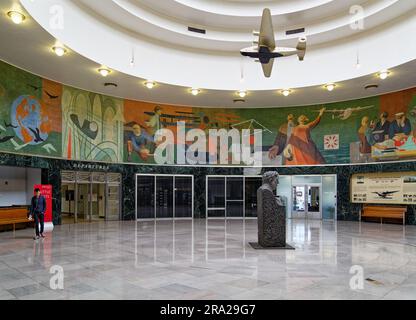 Ein Modell des Pan American Airways System „Yankee Clipper“ ist vom Oberlicht des Marine Air Terminal des Flughafens LaGuardia über dem Wandgemälde „Flight“ aufgehängt. Stockfoto