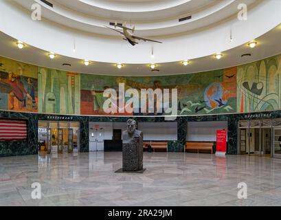 Ein Modell des Pan American Airways System „Yankee Clipper“ ist vom Oberlicht des Marine Air Terminal des Flughafens LaGuardia über dem Wandgemälde „Flight“ aufgehängt. Stockfoto