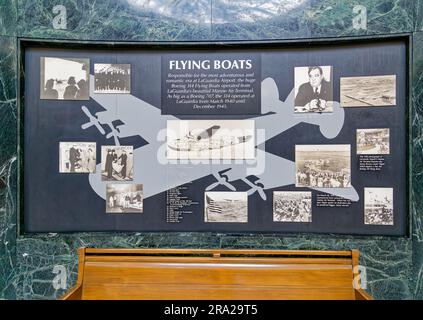 Informationstafeln erinnern an die Geschichte des Marine Air Terminal des Flughafens LaGuardia und der „Flugboote“, die einst die Ozeane überquerten. Stockfoto