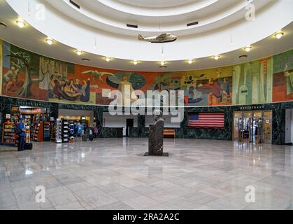 Ein Modell des Pan American Airways System „Yankee Clipper“ ist vom Oberlicht des Marine Air Terminal des Flughafens LaGuardia über dem Wandgemälde „Flight“ aufgehängt. Stockfoto
