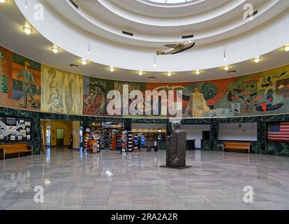 Ein Modell des Pan American Airways System „Yankee Clipper“ ist vom Oberlicht des Marine Air Terminal des Flughafens LaGuardia über dem Wandgemälde „Flight“ aufgehängt. Stockfoto