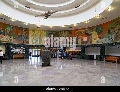 Ein Modell des Pan American Airways System „Yankee Clipper“ ist vom Oberlicht des Marine Air Terminal des Flughafens LaGuardia über dem Wandgemälde „Flight“ aufgehängt. Stockfoto