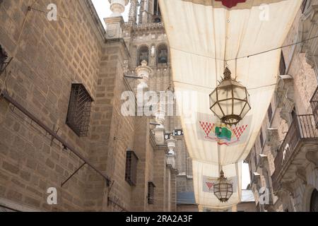 Toledo Spanien im Sommer, Blick auf eine Markise, die die Länge der Calle Arco de Palacio bedeckt, um Schatten in der historischen Altstadt von Toledo, Spanien, zu bieten Stockfoto