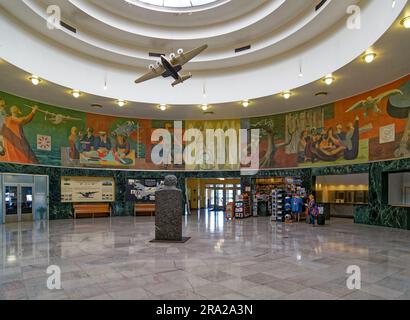 Ein Modell des Pan American Airways System „Yankee Clipper“ ist vom Oberlicht des Marine Air Terminal des Flughafens LaGuardia über dem Wandgemälde „Flight“ aufgehängt. Stockfoto