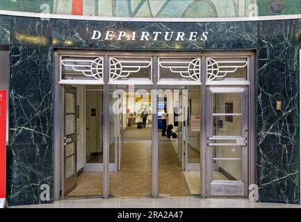 Die Innen- und Außentüren des Art déco-Landmarke Marine Air Terminal bestehen aus Edelstahl und Glas, mit Flügeln und Globus-Motiven im Heckspiegel. Stockfoto