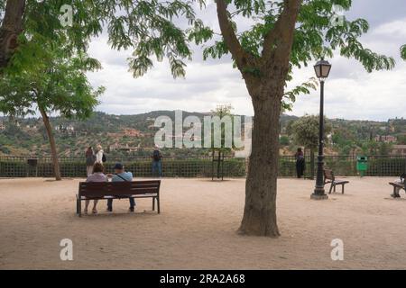 Spanien Toledo Park, Blick auf Menschen, die den blick auf das Tejo-Tal genießen, vom Mirador del Paseo Transito Park in Toledo, Spanien Stockfoto