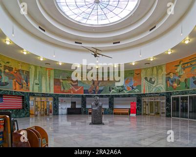 Ein Modell des Pan American Airways System „Yankee Clipper“ ist vom Oberlicht des Marine Air Terminal des Flughafens LaGuardia über dem Wandgemälde „Flight“ aufgehängt. Stockfoto