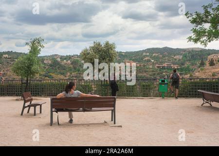 Mirador del Paseo del Transito, Blick auf die Menschen, die den blick auf das Tejo-Tal genießen, vom Mirador del Paseo Transito Park in Toledo, Spanien Stockfoto