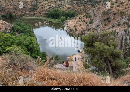 Tejo, Blick auf die Biegung des Tejo vom Mirador del Paseo del Transito in der Stadt Toledo, Mittelspanien. Stockfoto