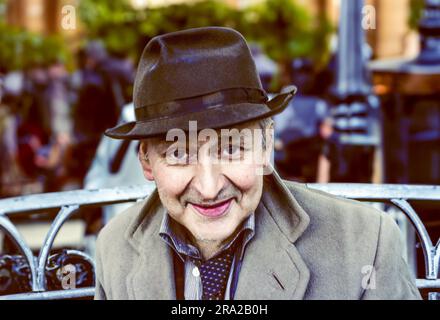 London, Großbritannien - 30. Juni 1981: Portait eines älteren Mannes, der auf einer Bank im Hyde Park sitzt. Er lächelt und genießt den Ruhestand. Stockfoto