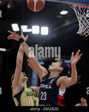 Sydney, Australien. 30. Juni 2023. Kim Danbi (R) aus Südkorea verteidigt sich während des Halbfinalspiels zwischen Australien und Südkorea beim FIBA Women's Asia Cup 2023 in Sydney, Australien, am 30. Juni 2023. Kredit: Hu Jingchen/Xinhua/Alamy Live News Stockfoto