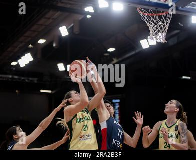 Sydney, Australien. 30. Juni 2023. Keely Jane Froling (2. l) aus Australien schießt während des Halbfinalspiels zwischen Australien und Südkorea beim FIBA Women's Asia Cup 2023 in Sydney, Australien, am 30. Juni 2023. Kredit: Hu Jingchen/Xinhua/Alamy Live News Stockfoto