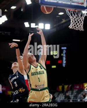 Sydney, Australien. 30. Juni 2023. Lauren Nicholson (R) aus Australien tritt während des Halbfinalspiels zwischen Australien und Südkorea beim FIBA Women's Asia Cup 2023 in Sydney, Australien, am 30. Juni 2023 an. Kredit: Hu Jingchen/Xinhua/Alamy Live News Stockfoto