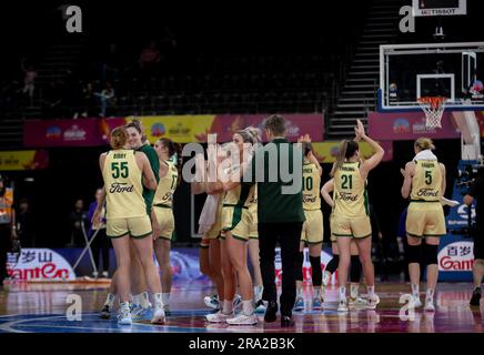 Sydney, Australien. 30. Juni 2023. Team Australien begrüßt die Zuschauer nach dem Halbfinalspiel zwischen Australien und Südkorea beim FIBA Women's Asia Cup 2023 in Sydney, Australien, am 30. Juni 2023. Kredit: Hu Jingchen/Xinhua/Alamy Live News Stockfoto