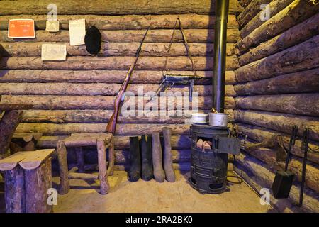 Detail in einem Diorama aus einem Blockhütten, Bunker mit Holzofen, Waffen, Stiefeln. Im Shon Sharaf Great Patriotic war, dem Museumspark aus dem 2. Weltkrieg Stockfoto