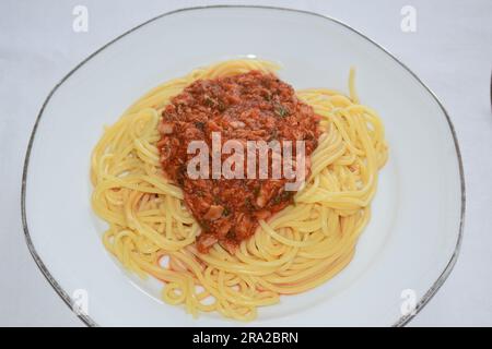 Spaghetti mit Thunfisch-Tomatensoße Stockfoto