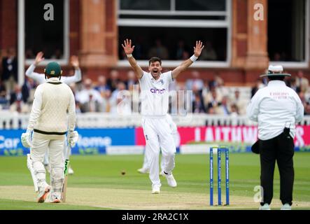 Der englische James Anderson (Centre) appelliert an den dritten Tag des zweiten Ashes-Wettkampfs im Lord's, London, erfolglos an das Wicket des australischen David Warner. Foto: Freitag, 30. Juni 2023. Stockfoto