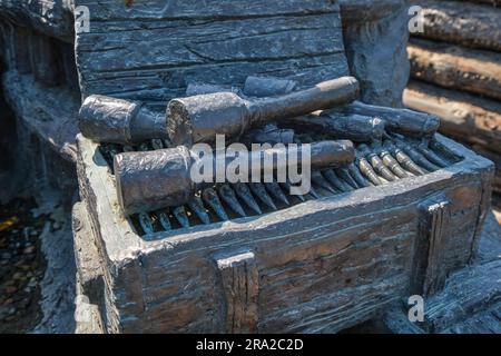 Eine Skulptur eines Munitionskoffers der Roten Armee mit Kugeln und Handgranaten. Im Shon Sharaf Great Patriotic war, dem Museumspark-Komplex aus dem 2. Weltkrieg in Taschkent Stockfoto