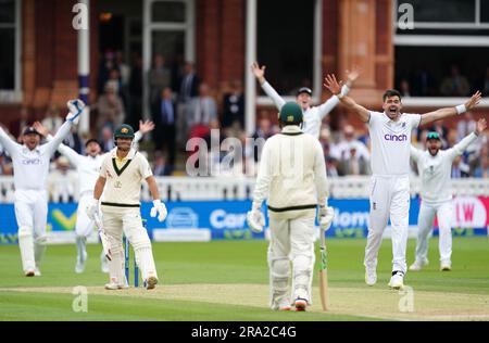 James Anderson (rechts) aus England appelliert an den dritten Tag des zweiten Ashes-Wettkampfs bei Lord's, London, erfolglos an das Wicket von David Warner aus Australien. Foto: Freitag, 30. Juni 2023. Stockfoto