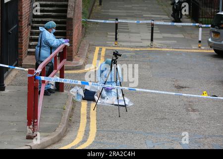 London, Großbritannien. 30. Juni 2023 Forensik am Tatort nach dem Doppelmord an Archway. Ein Teenager und ein Mann wurden auf der Elthorne Road, Grovedale Road in Archway, erstochen. Die beiden Männer wurden am Donnerstag, den 29. Juni 2023, kurz nach 11,30pm Uhr in Islington gefunden. Kredit: Waldemar Sikora/Alamy Live News Stockfoto