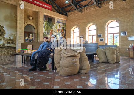 Große Erholung, Diorama von Usbeken im alten Zug, Wartezimmer am Bahnhof, große Taschen an ihrer Seite. Im Großen Patriotischen Krieg von Shon Sharaf im 1. Weltkrieg Stockfoto