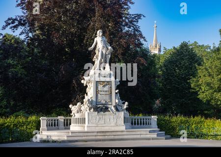 Das Mozart-Denkmal im Park Burggarten in Wien. Stockfoto