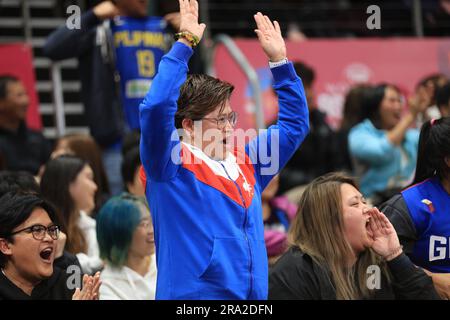 30. Juni 2023; Quaycenter, Sydney Olympic Park, Sydney, NSW, Australien: FIBA Womens Asia Cup 2023, Neuseeland gegen die Philippinen; philippinische Fans jubeln für ihr Land Stockfoto