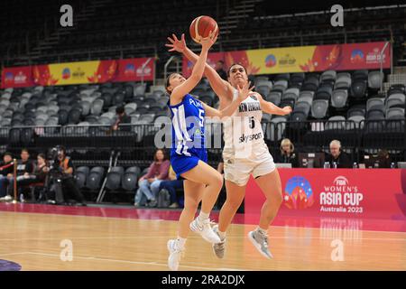 30. Juni 2023; Quaycenter, Sydney Olympic Park, Sydney, NSW, Australien: FIBA Womens Asia Cup 2023, Neuseeland gegen die Philippinen; Ella Patrice Fajardo von den Philippinen springt in den Korb Stockfoto