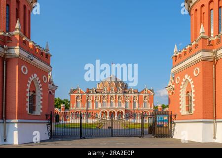 Blick auf den Petrovsky Travel Palace in Moskau an einem sonnigen Sommertag vor einem wolkenlosen Himmel. Moskau. Russland. 16. Juni 2023. Stockfoto