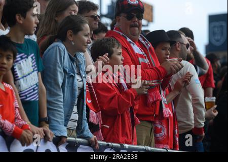 Toronto, ON, Kanada - 27. Juni 2023: Kanadische Mannschaftsfans während des CONCACAF Gold Cup-Spiels 2023 zwischen der kanadischen Nationalmannschaft und Guadeloupe (Ergebnis 2: Stockfoto