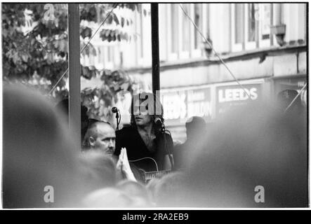 Jon Bon Jovi von Bon Jovi spielt am 21. Juni 1995 einen kostenlosen Busking-Gig auf dem Bühnenstand in Queen Street, Cardiff, Wales, Großbritannien. Der Gig war, den schlecht verkauften Gig im Arms Park Stadium am nächsten Tag bekannt zu machen und eine riesige Menschenmenge versammelte sich auf Cardiffs Haupteinkaufsstraße. Foto: Rob Watkins Stockfoto