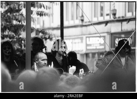 Jon Bon Jovi von Bon Jovi spielt am 21. Juni 1995 einen kostenlosen Busking-Gig auf dem Bühnenstand in Queen Street, Cardiff, Wales, Großbritannien. Der Gig war, den schlecht verkauften Gig im Arms Park Stadium am nächsten Tag bekannt zu machen und eine riesige Menschenmenge versammelte sich auf Cardiffs Haupteinkaufsstraße. Foto: Rob Watkins Stockfoto