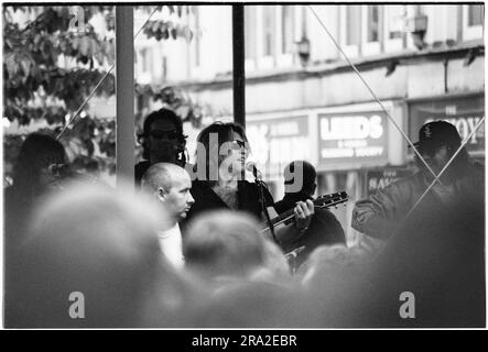 Jon Bon Jovi von Bon Jovi spielt am 21. Juni 1995 einen kostenlosen Busking-Gig auf dem Bühnenstand in Queen Street, Cardiff, Wales, Großbritannien. Der Gig war, den schlecht verkauften Gig im Arms Park Stadium am nächsten Tag bekannt zu machen und eine riesige Menschenmenge versammelte sich auf Cardiffs Haupteinkaufsstraße. Foto: Rob Watkins Stockfoto