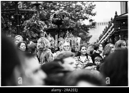 Riesige Menschenmenge wie Bon Jovi, die am 21. Juni 1995 einen kostenlosen Busking-Gig auf der Queen Street, Cardiff, Wales, Großbritannien, spielte. Der Gig war, um den schlecht verkauften Gig am nächsten Tag im Arms Park Stadium zu publik zu machen. Foto: Rob Watkins Stockfoto