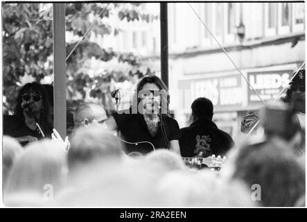 Jon Bon Jovi von Bon Jovi spielt am 21. Juni 1995 einen kostenlosen Busking-Gig auf dem Bühnenstand in Queen Street, Cardiff, Wales, Großbritannien. Der Gig war, den schlecht verkauften Gig im Arms Park Stadium am nächsten Tag bekannt zu machen und eine riesige Menschenmenge versammelte sich auf Cardiffs Haupteinkaufsstraße. Foto: Rob Watkins Stockfoto