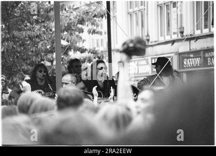 Jon Bon Jovi von Bon Jovi spielt am 21. Juni 1995 einen kostenlosen Busking-Gig auf dem Bühnenstand in Queen Street, Cardiff, Wales, Großbritannien. Der Gig war, den schlecht verkauften Gig im Arms Park Stadium am nächsten Tag bekannt zu machen und eine riesige Menschenmenge versammelte sich auf Cardiffs Haupteinkaufsstraße. Foto: Rob Watkins Stockfoto