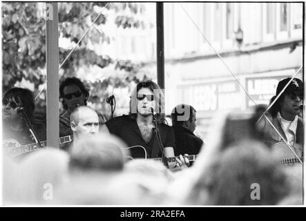 Jon Bon Jovi von Bon Jovi spielt am 21. Juni 1995 einen kostenlosen Busking-Gig auf dem Bühnenstand in Queen Street, Cardiff, Wales, Großbritannien. Der Gig war, den schlecht verkauften Gig im Arms Park Stadium am nächsten Tag bekannt zu machen und eine riesige Menschenmenge versammelte sich auf Cardiffs Haupteinkaufsstraße. Foto: Rob Watkins Stockfoto