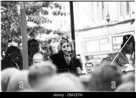 Jon Bon Jovi von Bon Jovi spielt am 21. Juni 1995 einen kostenlosen Busking-Gig auf dem Bühnenstand in Queen Street, Cardiff, Wales, Großbritannien. Der Gig war, den schlecht verkauften Gig im Arms Park Stadium am nächsten Tag bekannt zu machen und eine riesige Menschenmenge versammelte sich auf Cardiffs Haupteinkaufsstraße. Foto: Rob Watkins Stockfoto