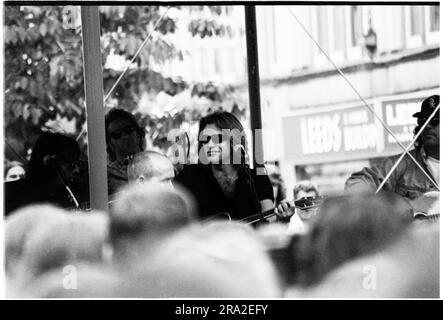 Jon Bon Jovi von Bon Jovi spielt am 21. Juni 1995 einen kostenlosen Busking-Gig auf dem Bühnenstand in Queen Street, Cardiff, Wales, Großbritannien. Der Gig war, den schlecht verkauften Gig im Arms Park Stadium am nächsten Tag bekannt zu machen und eine riesige Menschenmenge versammelte sich auf Cardiffs Haupteinkaufsstraße. Foto: Rob Watkins Stockfoto