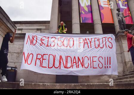 London, Großbritannien. 30. Juni 2023 Die IWGB (Independent Workers Union) veranstaltete eine Demonstration am University College London (UCL), um gegen die Entlassung und Wiedereinstellung von 256 überwiegend BAME-Sicherheitskräften zu protestieren. Die Demonstranten bezeichnen die Aktionen als „unsicher und rassistisch“ und erklären, dass das Sicherheitspersonal im Rahmen des neuen Plans drastische Gehaltskürzungen erhalten wird. Kredit: Vuk Valcic/Alamy Live News Stockfoto